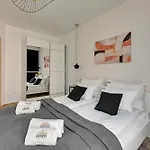 Aparthotel Aura - Riverside & Parking By Downtown 4*