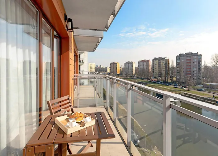 Aparthotel Aura - Riverside & Parking By Downtown 4*